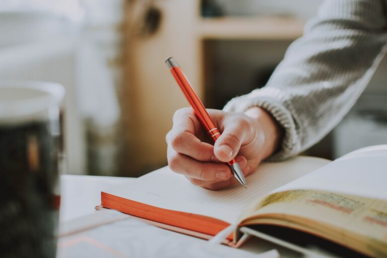 10 Essential Steps to Effective PR Writing [Free Guide]
