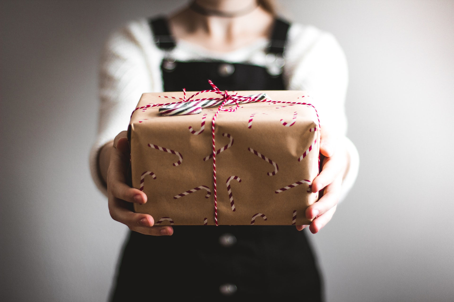 Holiday gift guide pitching - Prowly Magazine